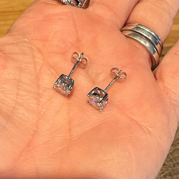 #21 2 ctw Moissanite stud earrings - Picture 3 of 4